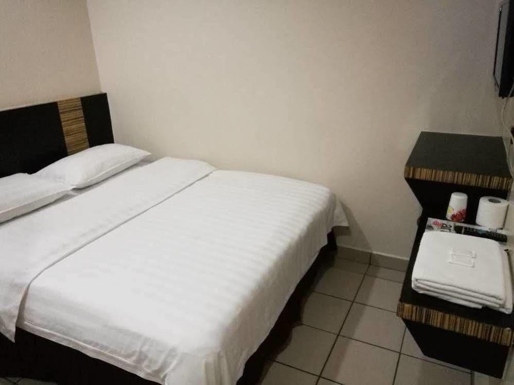 Hotel Traveller Kota Kinabalu Buitenkant foto