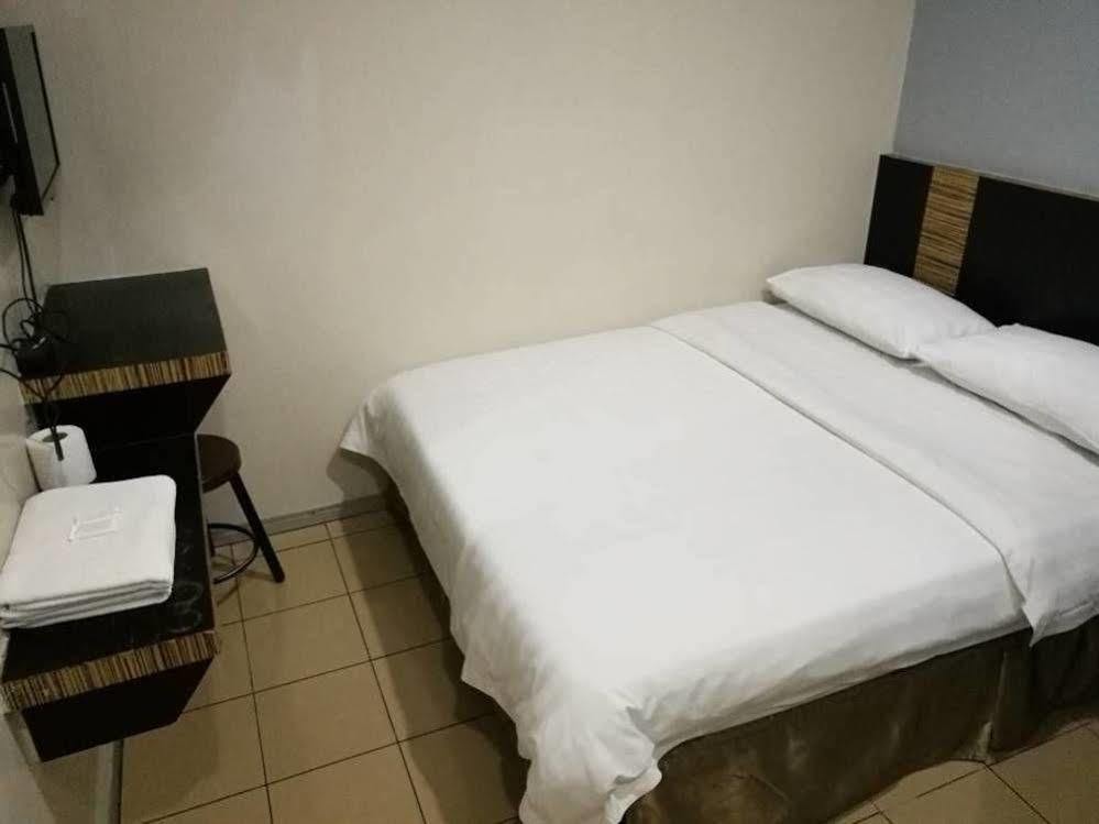 Hotel Traveller Kota Kinabalu Buitenkant foto